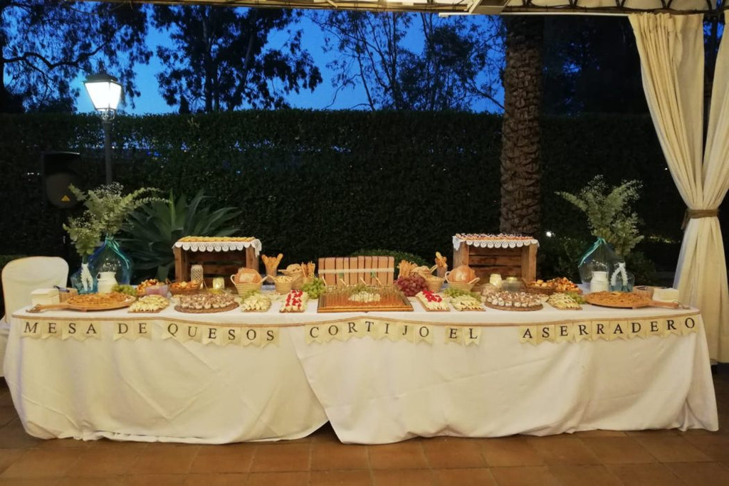 Una mesa de quesos estilo vintage para la boda de Fali y Auri