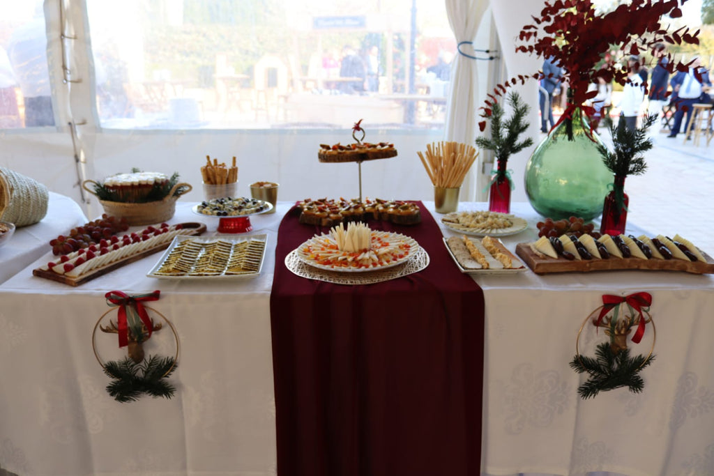 Una Boda con Sabor a Navidad: El Encanto de una Mesa de Quesos Inolvidable